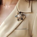 L'art de porter la broche : histoire, styles et conseils pour sublimer ses tenues