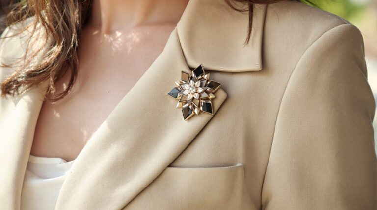 L'art de porter la broche : histoire, styles et conseils pour sublimer ses tenues